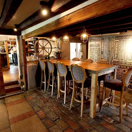 The Crown At Playhatch-2